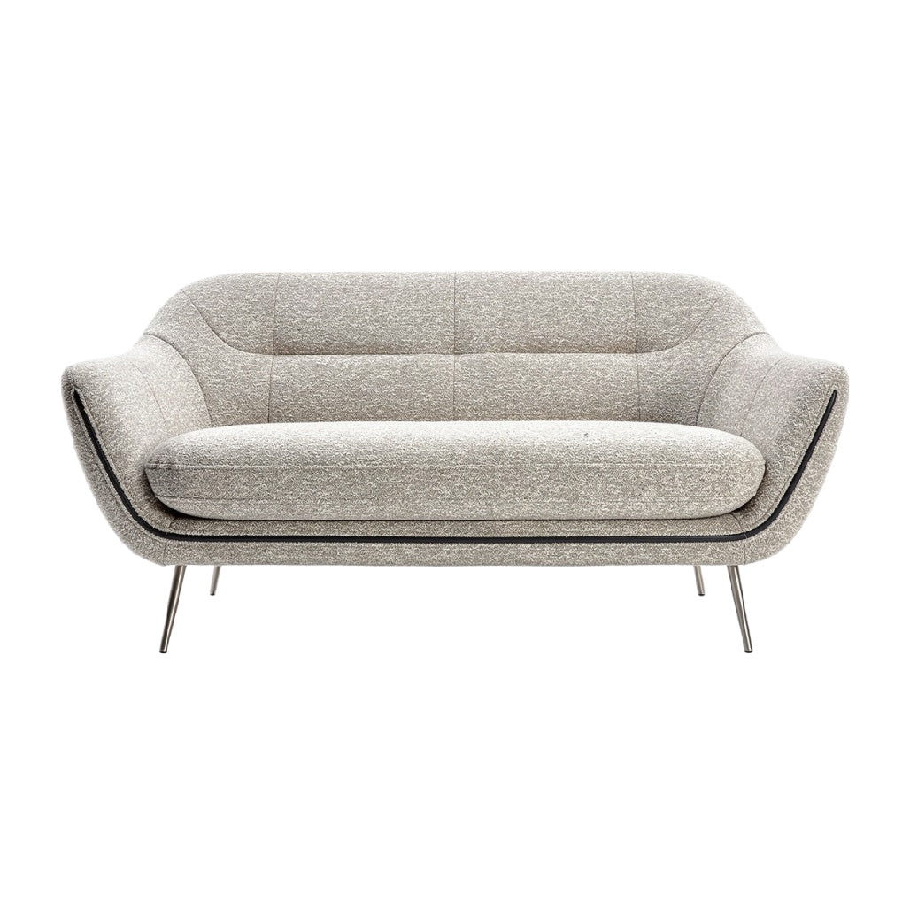 Moderne designbank met ronde lijnen en zachte stof in neutrale kleuren
