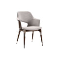Moderne gebogen fauteuil met houten poten en gestoffeerde zitting