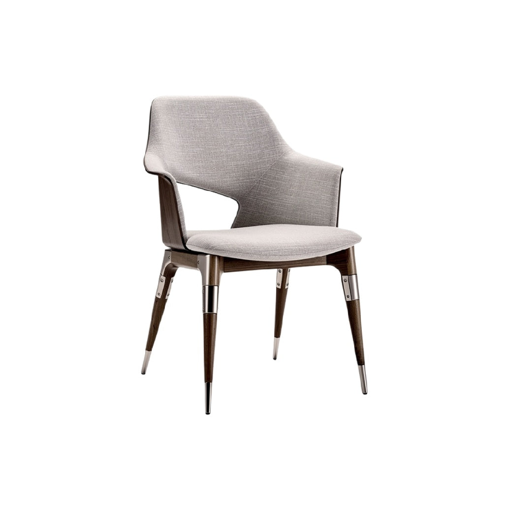 Moderne gebogen fauteuil met houten poten en gestoffeerde zitting